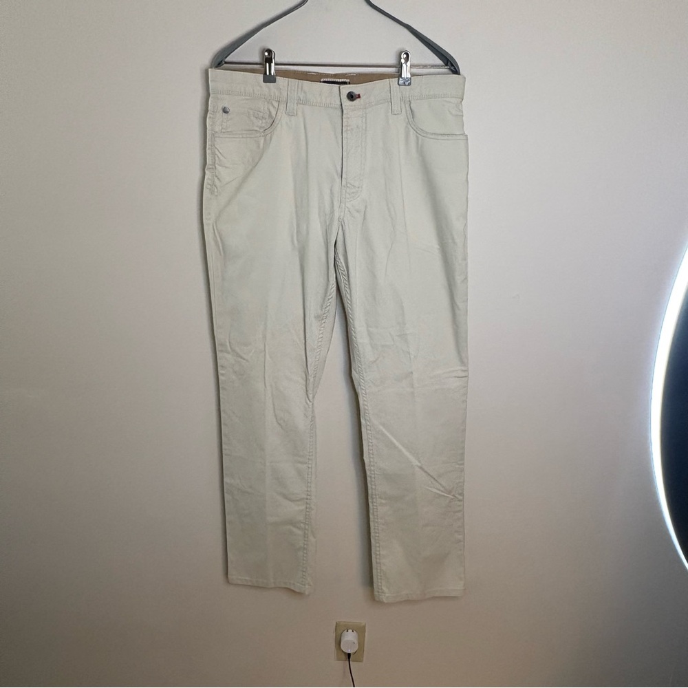 Izod Cream Chinos Classic Straight-Leg Mens 33 X 32 lightweight khakis golf work - Picture 3 of 10